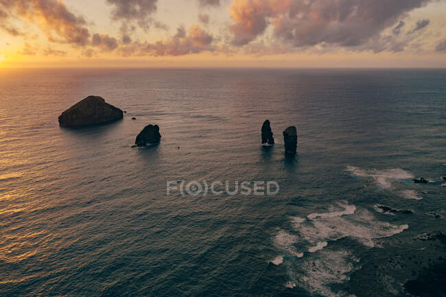 Grandes rocas bañadas por el mar - foto de stock