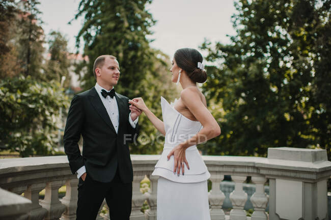 Jeune mariée posant près du marié — Photo de stock