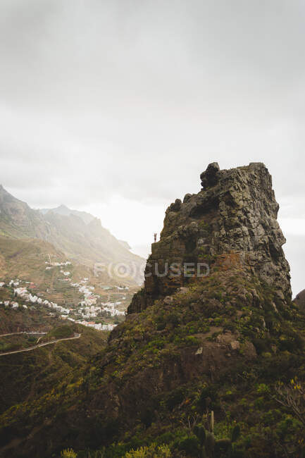 Изумительный вид на грубую горную вершину в облачный день в великолепной сельской местности острова Тенерифе в Испании — стоковое фото