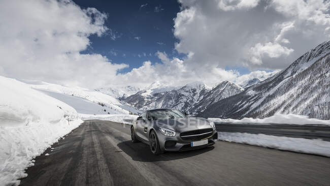 Машина на гірській дорозі в Альпи. — стокове фото