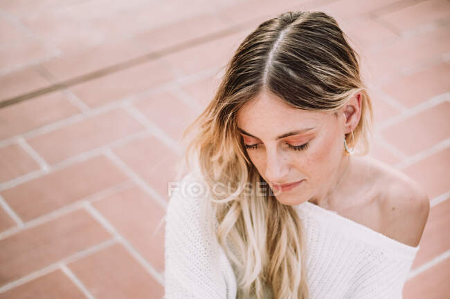Schöne Frau mit blonden Haaren posiert auf dem Dach — Stockfoto