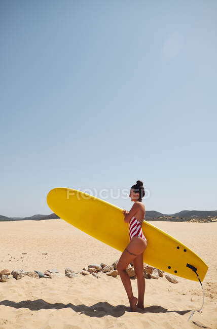 Bella donna con tavola da surf sulla spiaggia — Foto stock