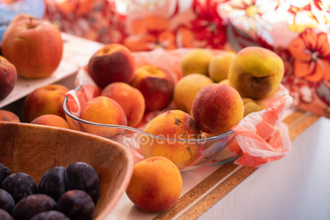 Bowls with various fresh fruits standing on stall on sunny day in Tyulenovo, Bulgaria — Stock Photo