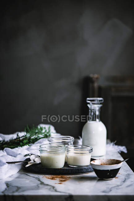 Pots avec crème anglaise et désert de chocolat — Photo de stock