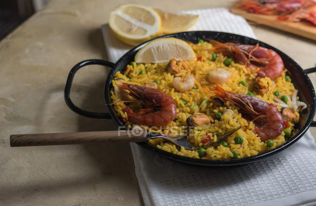 Tradicional espanhola paella marinera com arroz, camarão, lula e mexilhões em panela — Fotografia de Stock