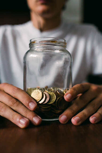 Colheita homem segurando jar com moedas — Fotografia de Stock