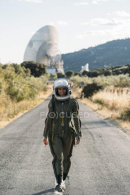Schöne Frau geht als Astronautin verkleidet. — Stockfoto