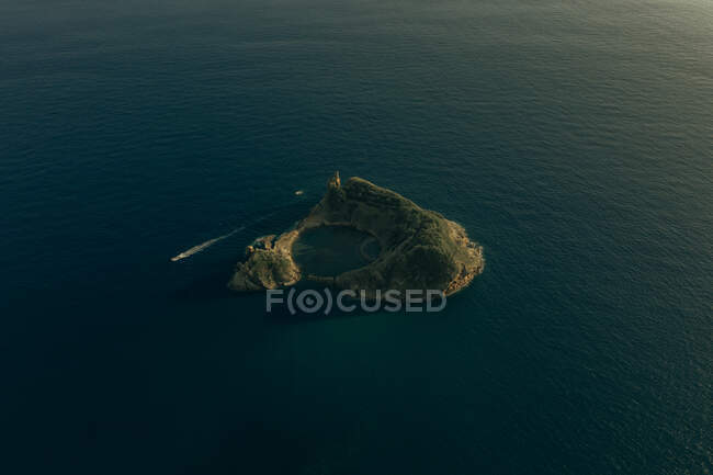 Маленький остров посреди синего моря — стоковое фото