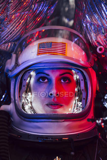 Primo piano di astronauta donna che indossa il vecchio casco spaziale — Foto stock