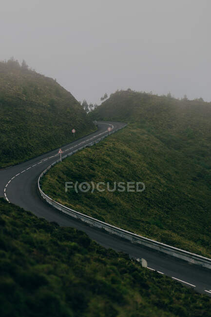 Route sinueuse vide sur la colline — Photo de stock