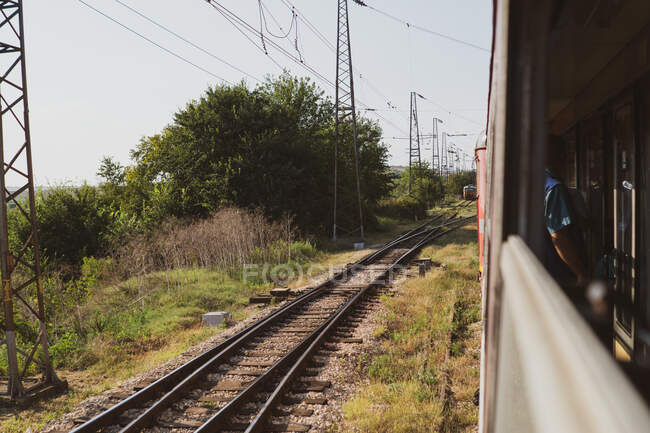 Belle vue sur le chemin de fer rural depuis un beau train traversant la Bulgarie, les Balkans — Photo de stock