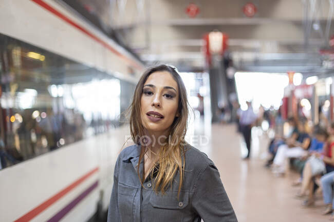Mulher confiante em pé na estação ferroviária — Fotografia de Stock