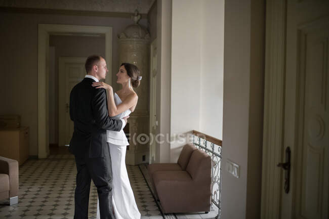 Pareja casada bailando dentro de un edificio de lujo - foto de stock