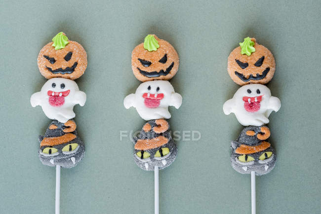 Halloween-Bonbons auf Stöcken auf buntem Hintergrund — Stockfoto