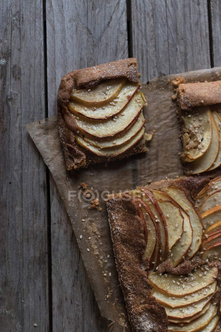 Tarte maison au sésame et aux pommes sur plateau en bois — Photo de stock