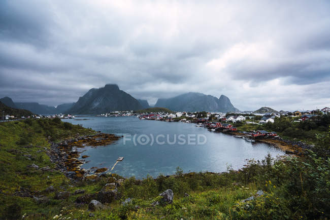 Pequena aldeia pitoresca na costa oceânica em montanhas — Fotografia de Stock