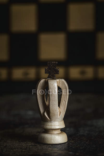 Primer plano de Juego y pieza de ajedrez sobre fondo oscuro - foto de stock