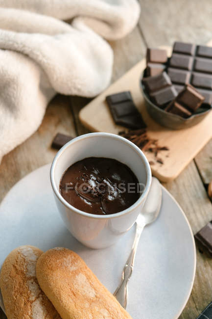 Heiße Schokolade mit gebackenen Brötchen auf Teller — Stockfoto
