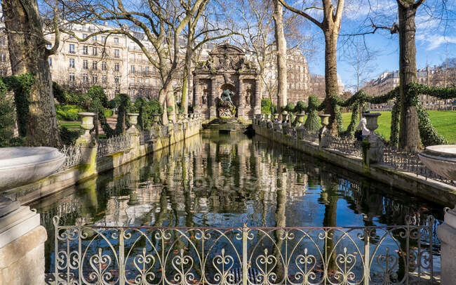 Париж, Франция - 13 МАРТА 2108: Сад в Париже, Франция — стоковое фото