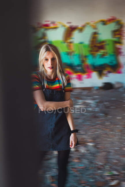 Chica rebelde entre el graffiti brillante - foto de stock