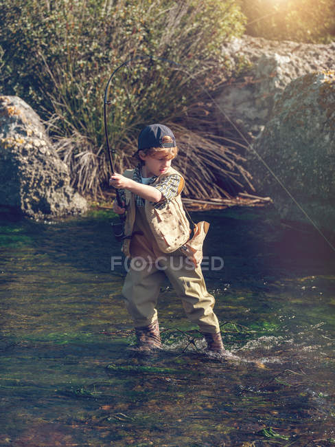 Jeune garçon avec tige — Photo de stock