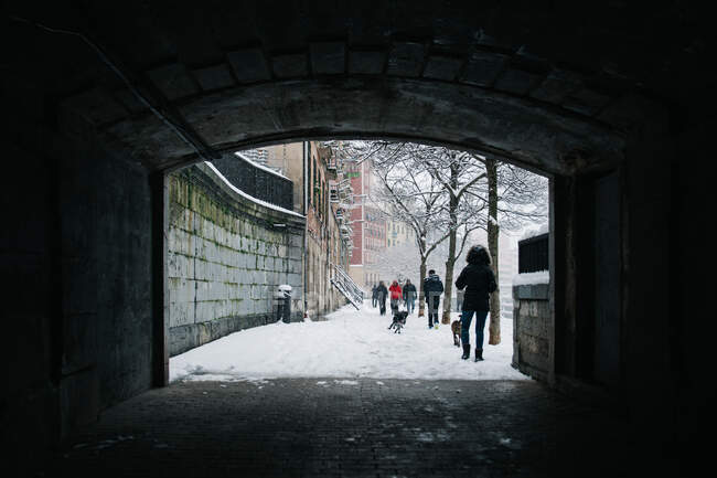 Люди ходять по білій вулиці взимку — стокове фото