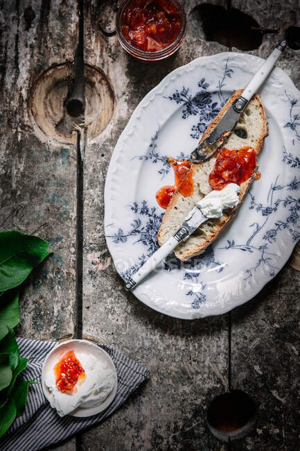 Toast with blood orange jam and soft cheese — Stock Photo