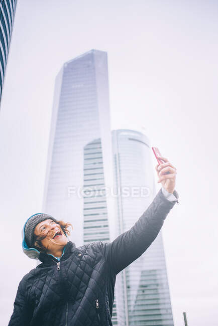 Los hombres jóvenes hace selfie con móvil. - foto de stock