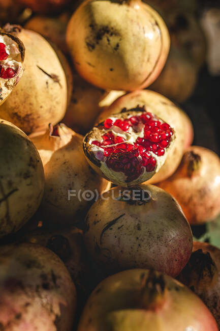 Banchi di cibo per strada. Ortaggi, frutta, granate — Foto stock