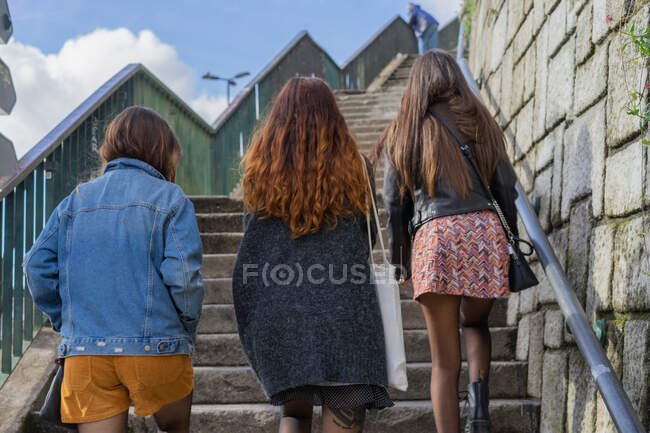 Giovani donne alla moda in scala sui gradini — Foto stock