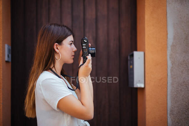 Junges Mädchen posiert mit einer Vintage-Kamera — Stockfoto