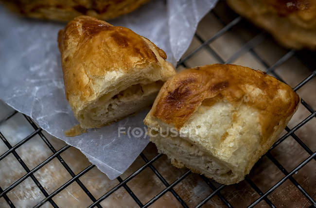 Baked halved pastry on baking rack — Stock Photo