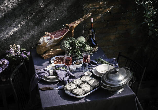 Toalha de mesa com alcachofras, vinho tinto e compota serrano perna. — Fotografia de Stock