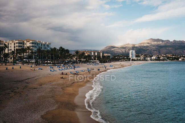 Bella vista sulla spiaggia e sul mare nella giornata nuvolosa di Altea, Spagna — Foto stock