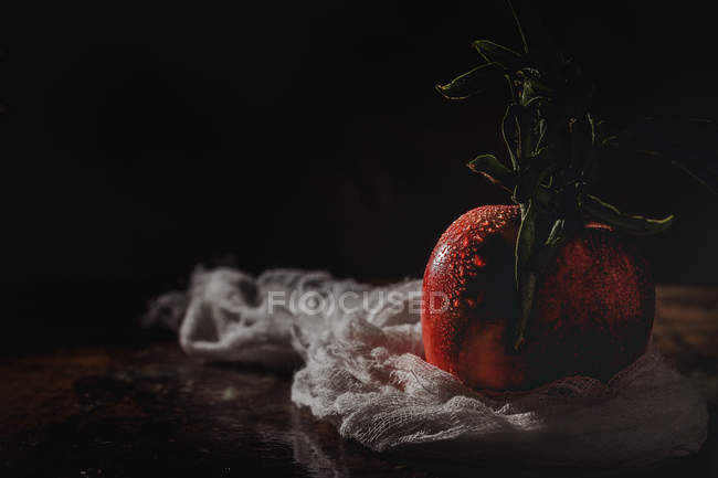 Сирі червоні apple з листя на темні таблиці — стокове фото