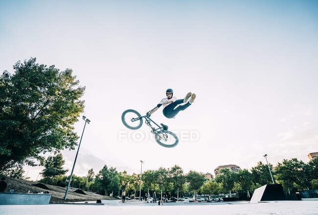 Hombre montar en bicicleta en trampolín - foto de stock