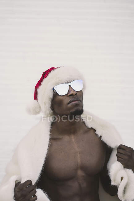 Homem negro excitado em traje de Papai Noel — Fotografia de Stock