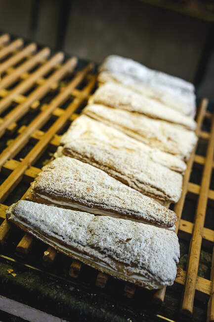 Petits pains fraîchement cuits aux amandes. Sur table en marbre — Photo de stock