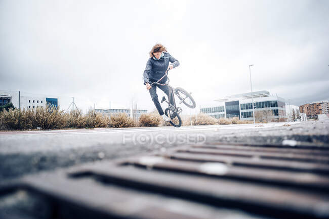Joven practica con BMX bicicleta. - foto de stock