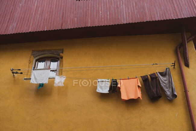Old building and linen on thread — Stock Photo