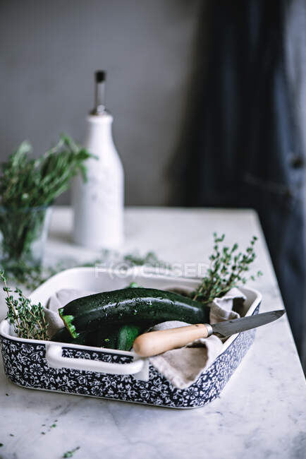 Zucchini-Salat im blauen Teller — Stockfoto