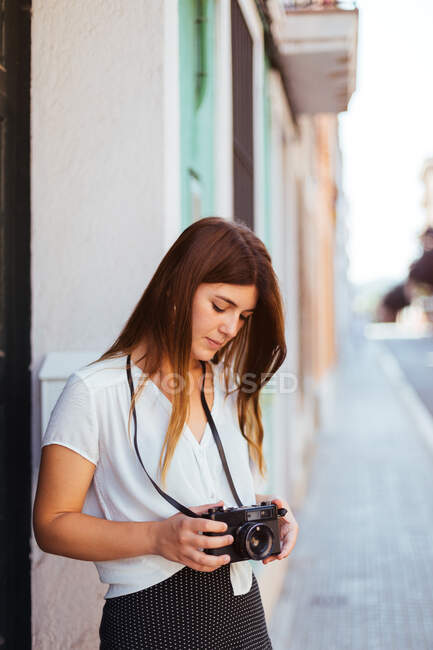 Young girl posing with a vintage camera — Stock Photo