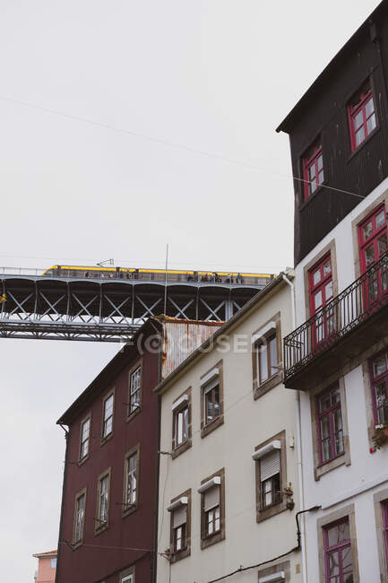 Старые здания и поезд на мосту — стоковое фото