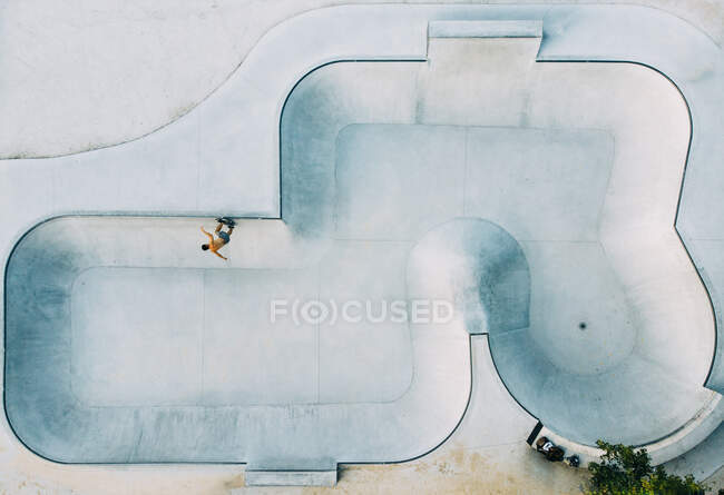 Skate park with men riding bicycles — Stock Photo