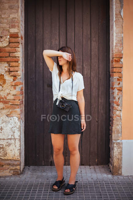 Giovane ragazza in posa con una fotocamera vintage — Foto stock