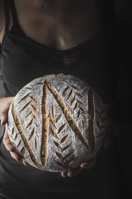 Primo piano di mani femminili che tengono il pane fresco — Foto stock