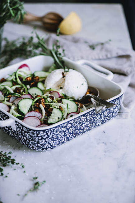 Salade de courgettes en assiette bleue — Photo de stock