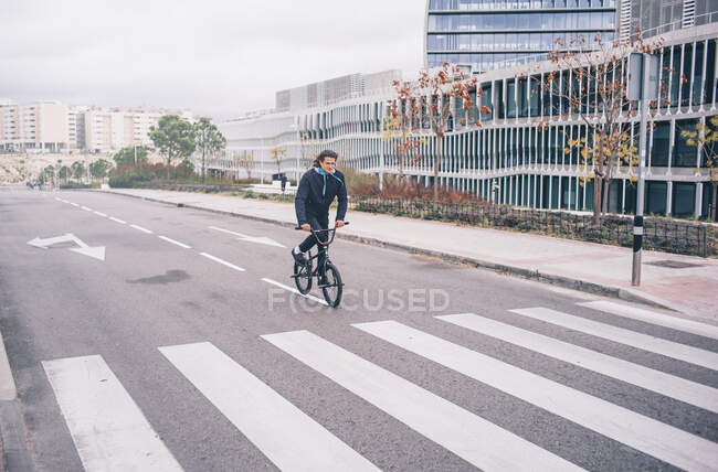 Jeune homme pratique avec BMX vélo. — Photo de stock