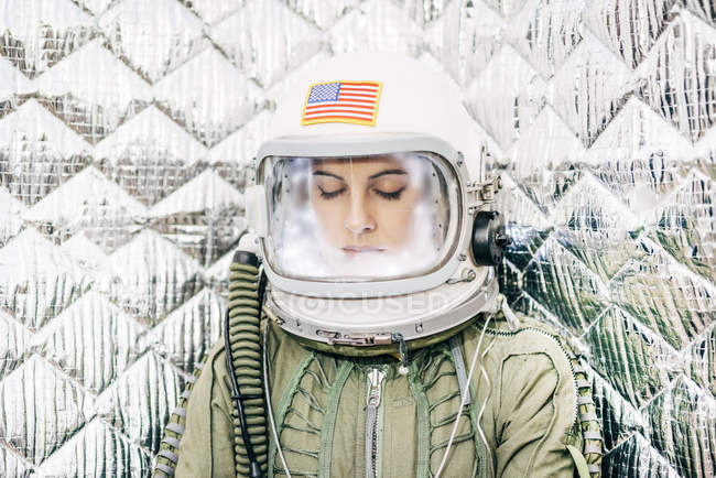 Fille portant un vieux casque spatial avec drapeau américain signe — Photo de stock