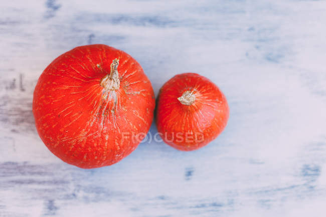 Zucche arancioni fresche su superficie di legno squallida — Foto stock